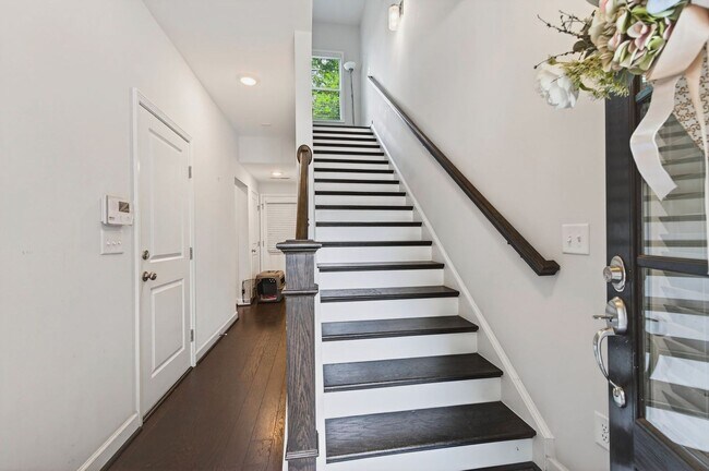 Foto del edificio - Stunning & Spacious Downtown Kennesaw Townhome 3 Bed 3.5 Bath w/2 Car Garage!
