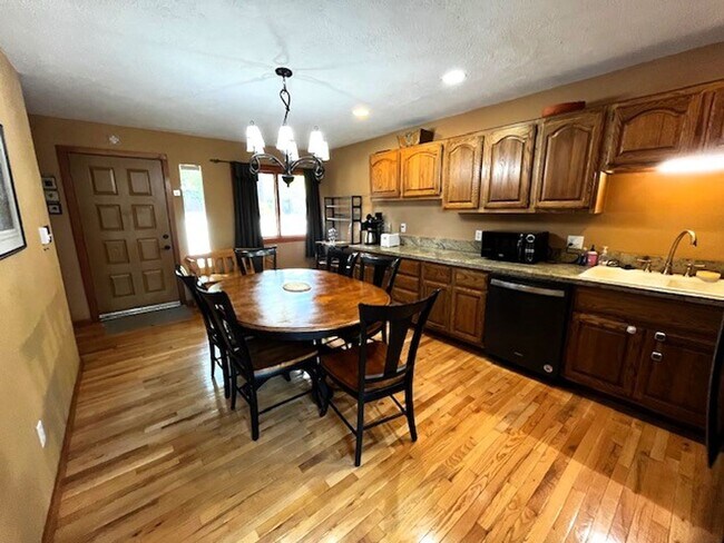 Building Photo - Winter Seasonal Rental- Wood Works 6710