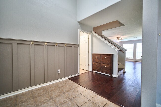 Building Photo - 4204 Seminole Dr