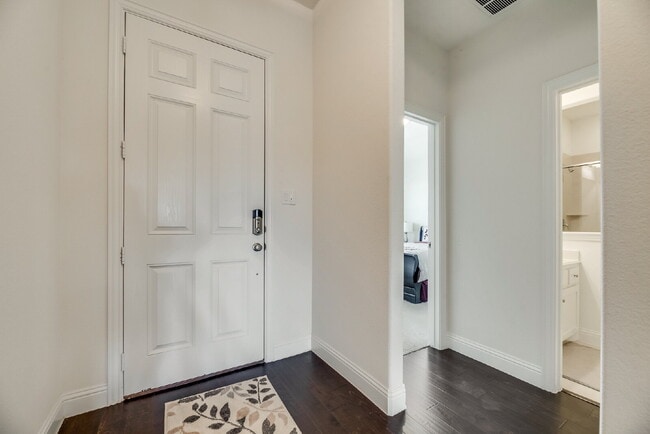 Building Photo - Charming 3-Bedroom Retreat with 2 Full Bat...