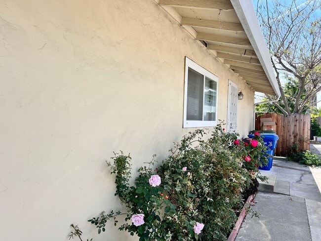Building Photo - Campbell Duplex: 2 BR 1 BA with Garage & W...