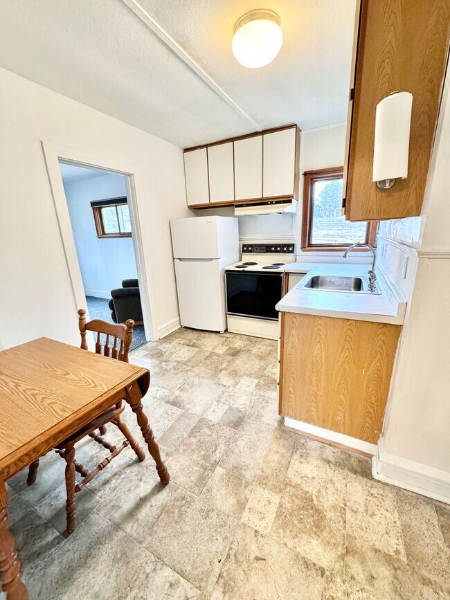 Foto del edificio - AVAILABLE Now - 2 BED, 1 BATH HOME