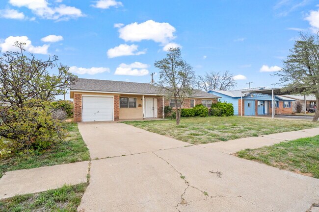 Foto del edificio - Cozy Home w/ Large Backyard, Minutes from TTU