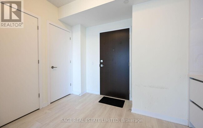 Building Photo - 2221 Yonge St