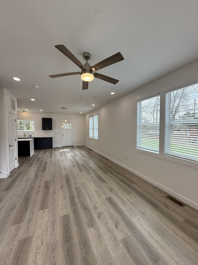 Building Photo - 631 Morreene Rd