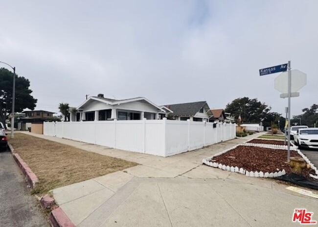 Building Photo - 1100 W 48th St