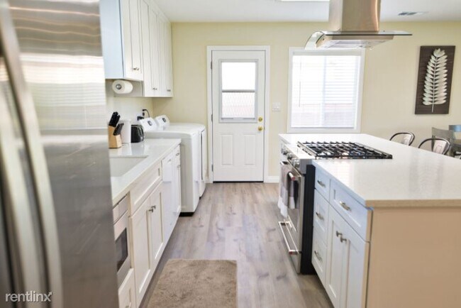 Building Photo - 4 br, 2 bath House - 9292 Tina way