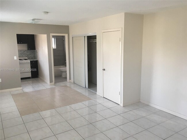 Building Photo - 960 Biarritz Dr