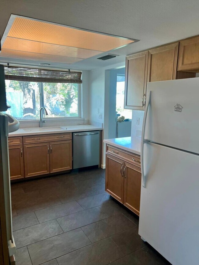 Foto del edificio - Contemporary 4-bedroom, 3-bath remodeled h...