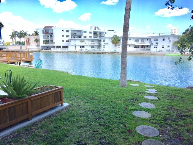 Building Photo - 6905 Bay Dr