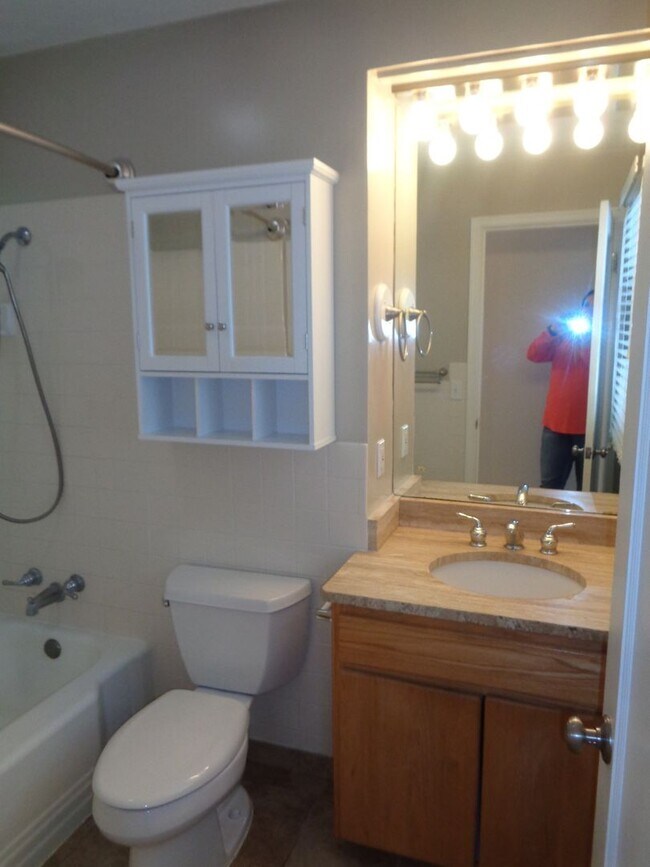 Foto del edificio - 3 Bedroom House with Hardwoods on West End