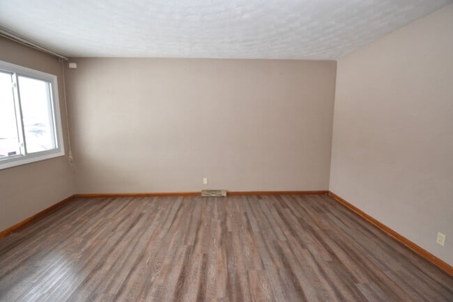 Foto del edificio - Mishawaka 3 bed 1 1/2 bath by Marion Highs...