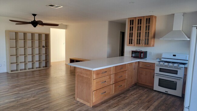 Building Photo - 3 Bed, 2 Bath House for Rent