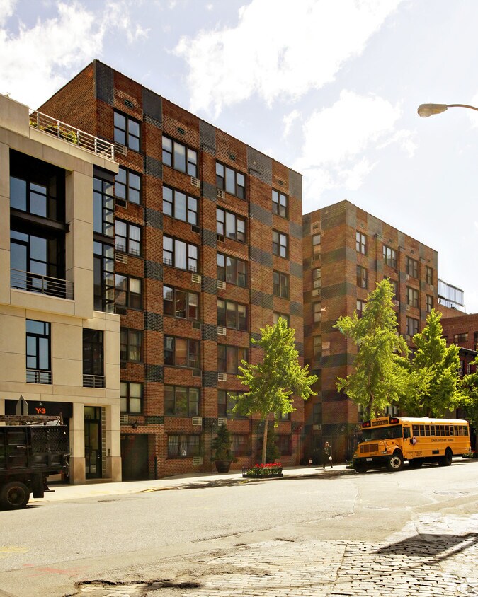 Building Photo - 305 W 13th St