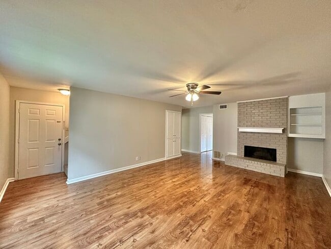 Building Photo - Available Now! Beautiful 3 Bedroom 2 Bath ...