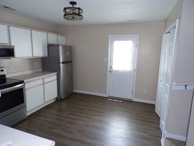 Building Photo - Two bedroom Townhouse located in Marsh Oaks!