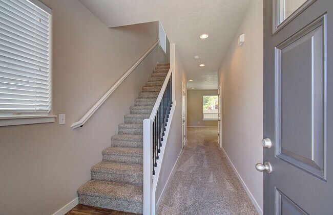 Foto del edificio - Spacious Two-Story Home in Central Vancouver — 3 Bed | 2.5 Bath | 1,856 Sq Ft