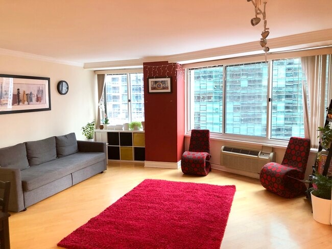 Living Room - 211 E Ohio St