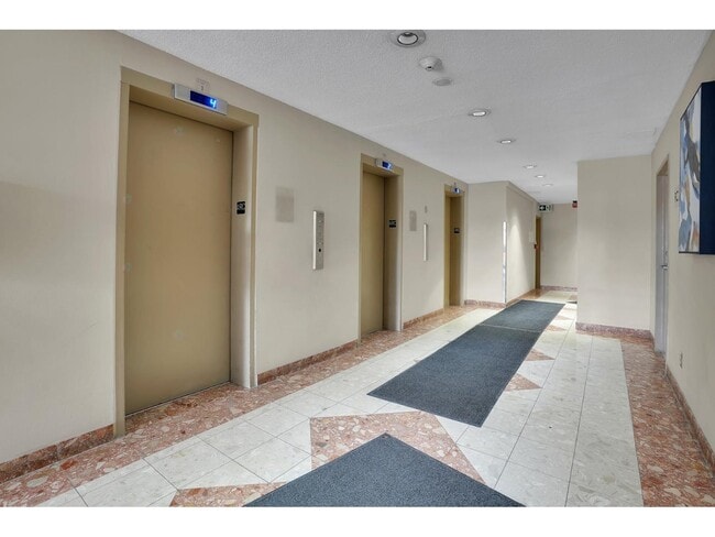 Building Photo - 285 Rue Laurier