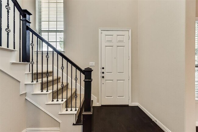 Foto del edificio - 245 E Spring Valley Rd