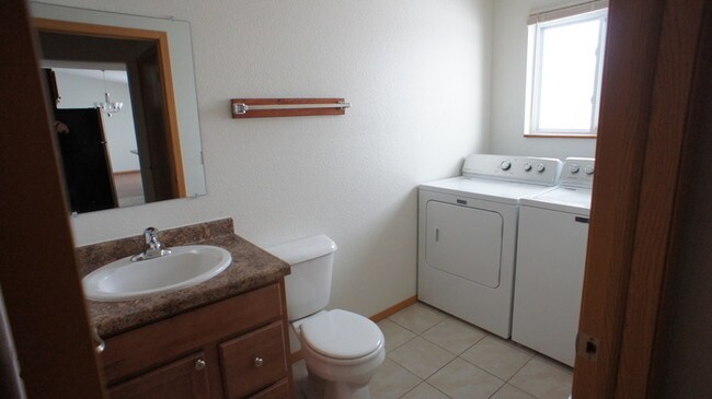 Building Photo - 824 Songbird Ln