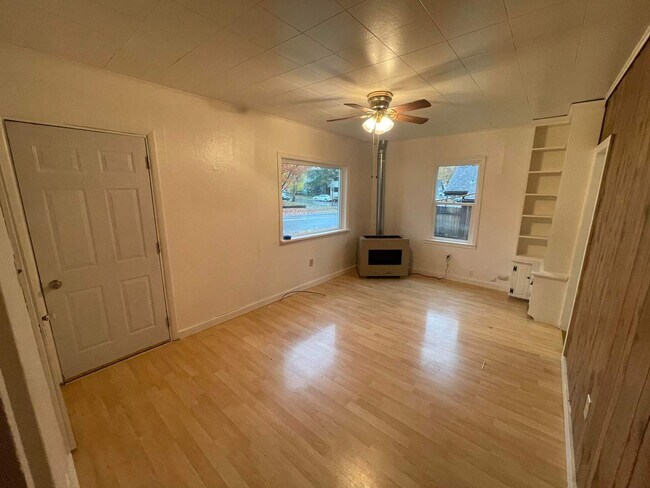 Building Photo - Cute, Centrally located House