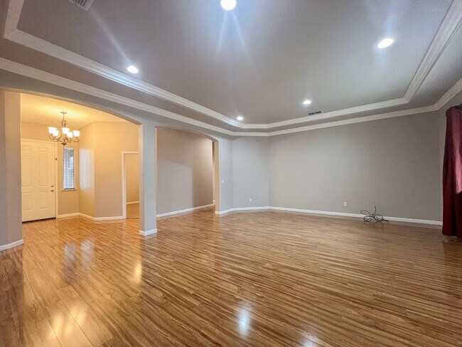 Building Photo - Spacious Single Story Three Bedroom Home