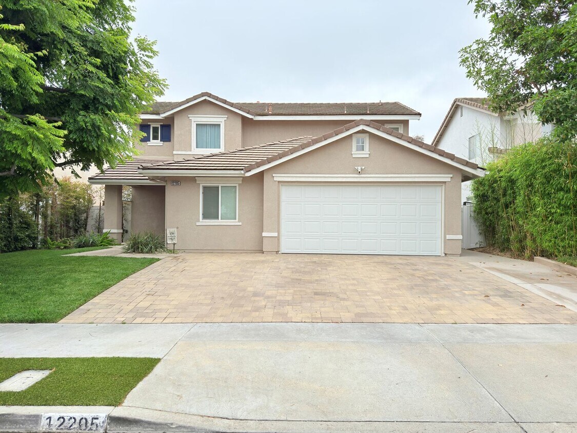Foto principal - Spacious 4-Bedroom Home in Private Sylmar ...
