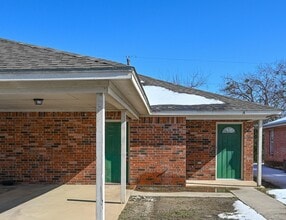 Building Photo - 604 N Sewell Dr