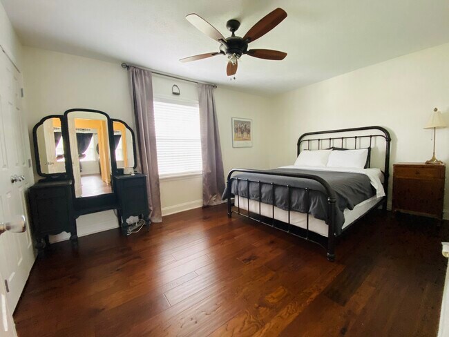 Foto del edificio - 4848 Westport Rd