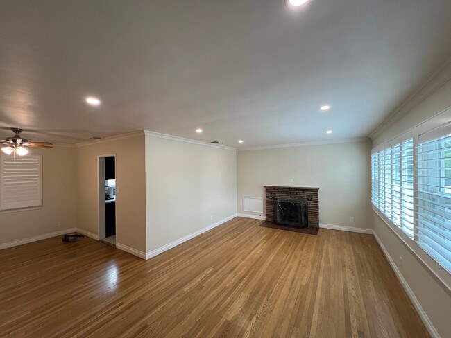 Building Photo - 167 E San Jose Ave