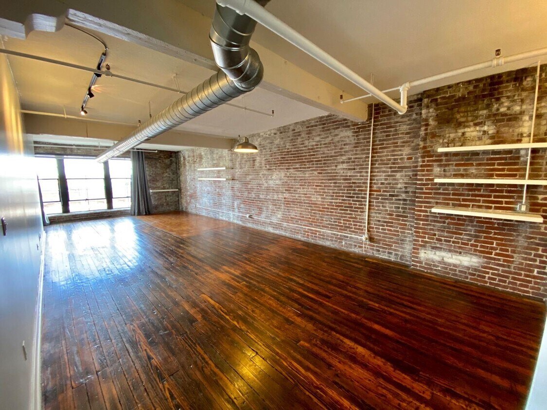 Primary Photo - 413 S Main St