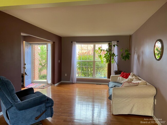 Building Photo - 5727 Sunrise Dr