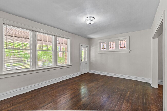 Foto del edificio - 4460 Russell Blvd