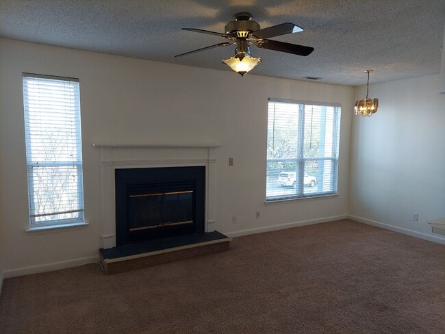 Building Photo - 2 BED / 2 BATH CONDO