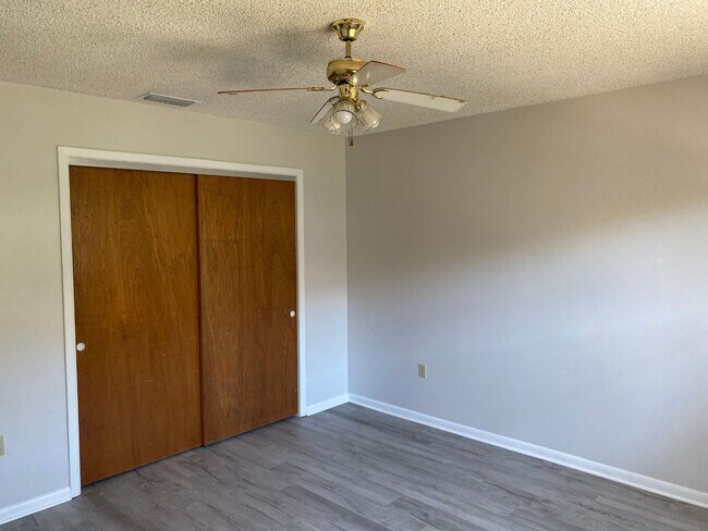 Foto del edificio - Spacious 2BR/1BA Townhouse in Prime Lakeland Location