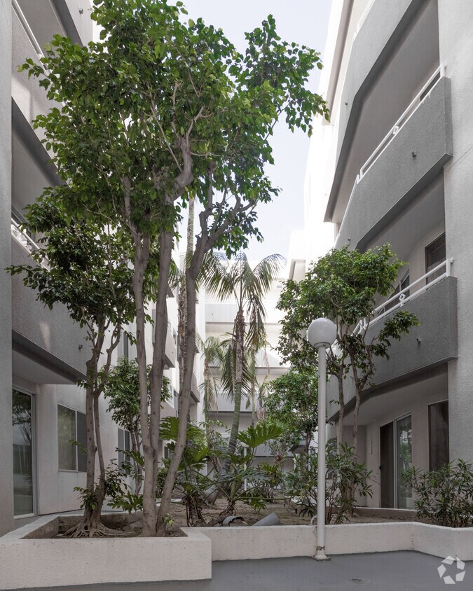 Foto principal - 10600 Wilshire - Short Term Available