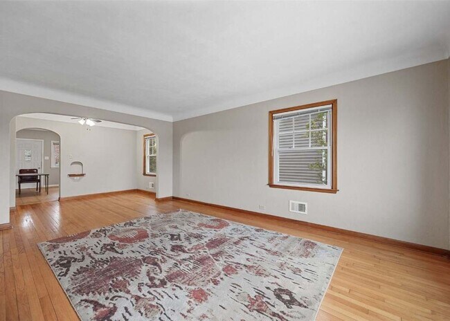 Foto del edificio - NE 3 bedroom 1+ bath attached garage