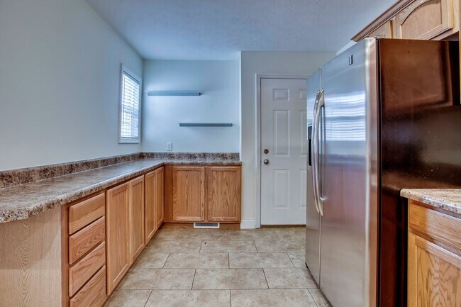 Foto del edificio - Beautiful Prairie Fields Townhouse — 3 Bed / 2.5 Bath + Loft