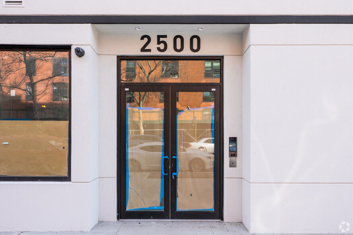 Fotografía del edificio - 2500 Barker Ave