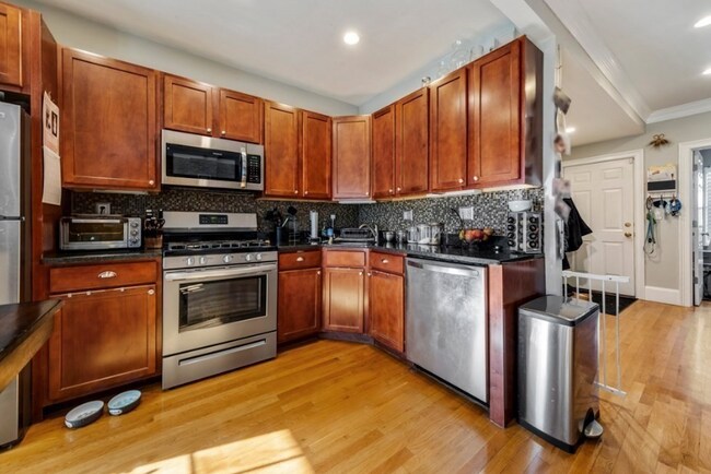 Foto del edificio - 673 E 2nd St