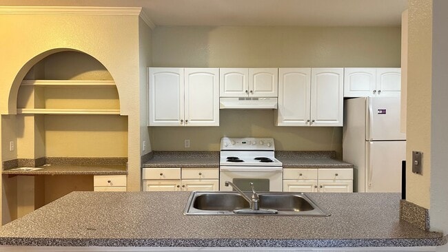 Building Photo - City Living Meets Comfort – 2BR/2BA Condo in Prime Downtown Location