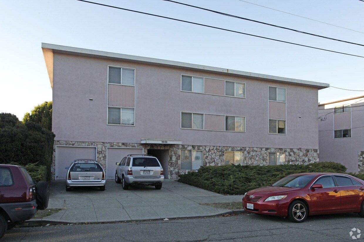Building Photo - 1523 Schiller St