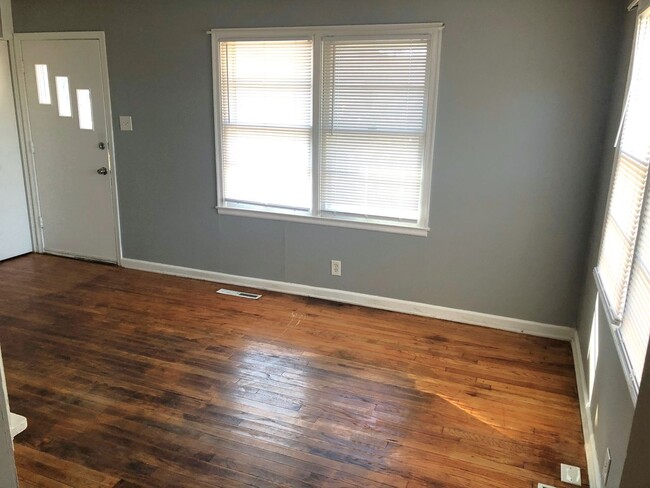 Building Photo - MOVE-IN READY!! 3-4 Bed, 1.5 Bath House wi...