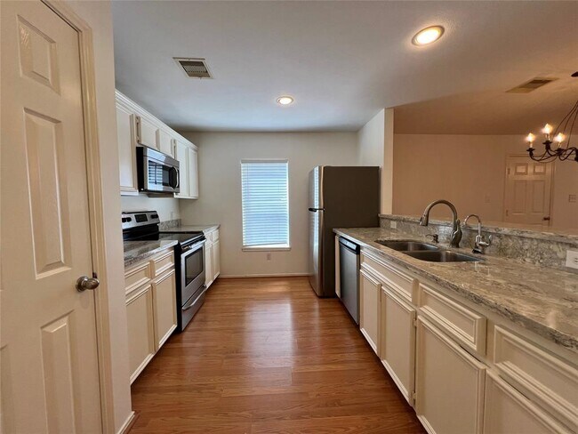 Building Photo - 7035 Woodridge Square Dr