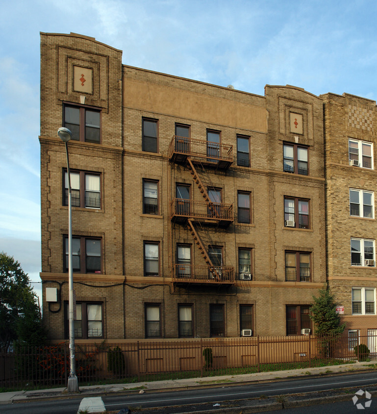 Building Photo - 329-331 Park Ave