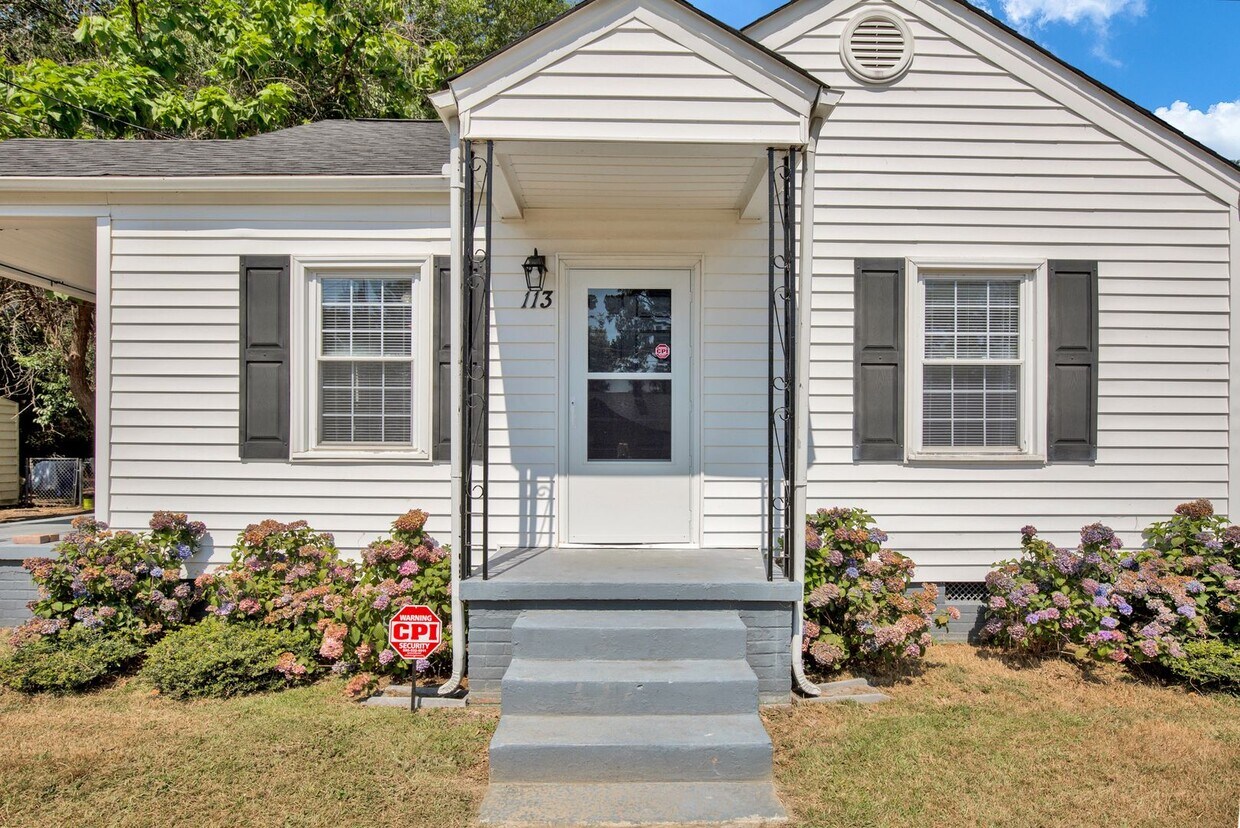 Foto principal - Available Now! 2 Bedroom 1 Bath In Fayette...