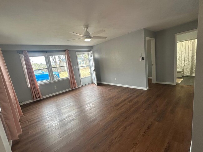 Building Photo - Unique Salem Apartment