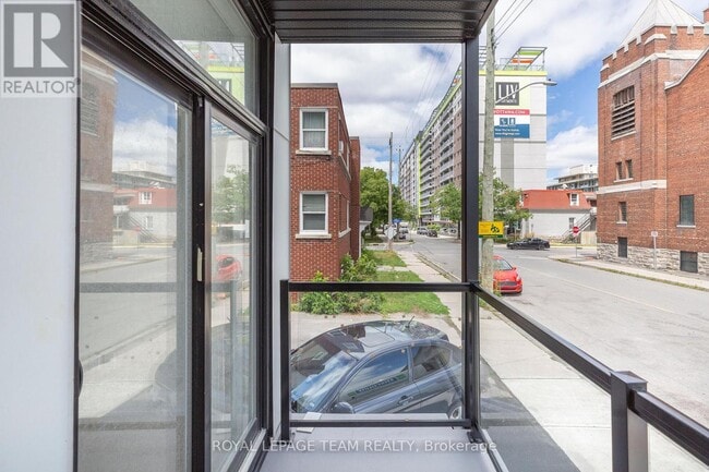 Photo du bâtiment - 240-240 Bell St N