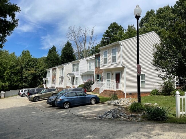 Building Photo - Beautiful 2 bed, 1 full, 2 half bath 2 sto...
